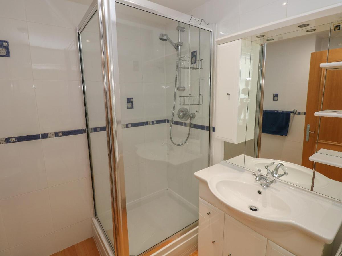 6 South Beach Court Tenby Bagian luar foto
