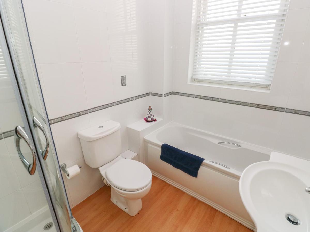 6 South Beach Court Tenby Bagian luar foto