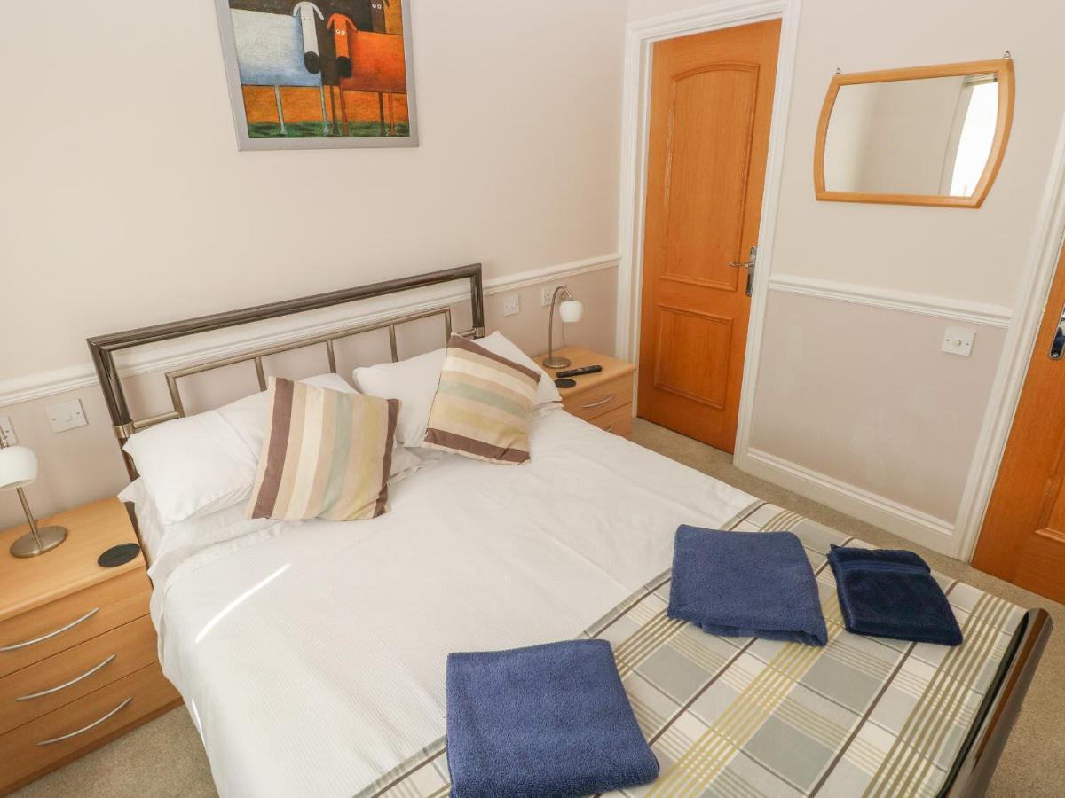 6 South Beach Court Tenby Bagian luar foto